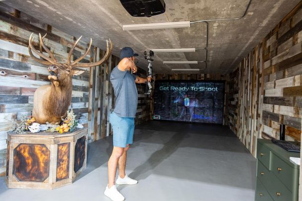 Indoor archery range with digital target system